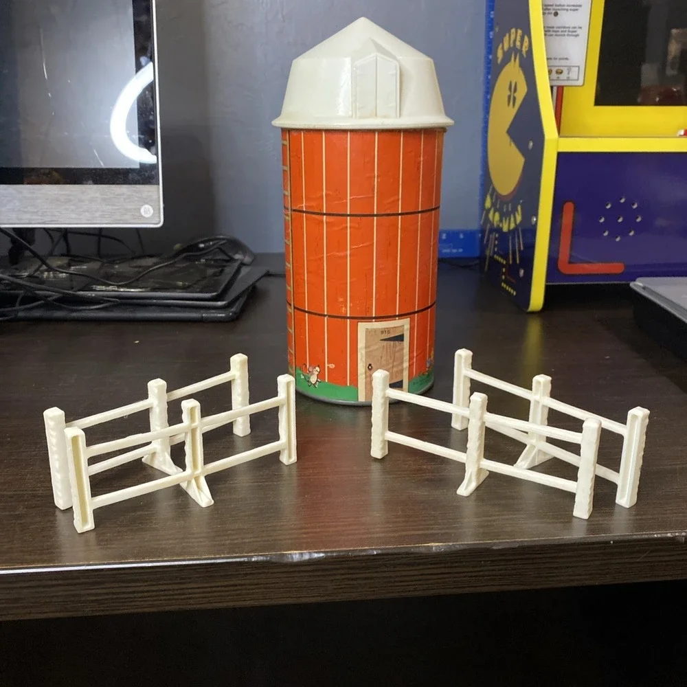 Vintage 1968 FISHER PRICE Little People Farm Silo Great Condition